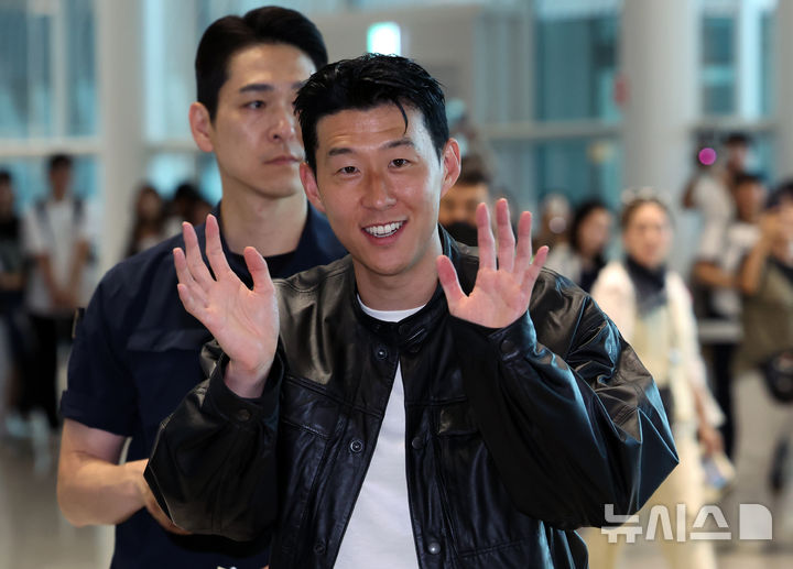 [인천공항=뉴시스] 배훈식 기자 = 토트넘을 떠나 미국 MLS로 이적이 확실시 되는 손흥민이 5일 오후 인천국제공항에서 미국 LA로 출국하며 팬들에게 손을 흔들고 있다. 2025.08.05. dahora83@newsis.com