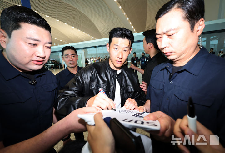 [인천공항=뉴시스] 배훈식 기자 = 토트넘을 떠나 미국 MLS로 이적이 확실시 되는 손흥민이 5일 오후 인천국제공항에서 미국 LA로 출국하며 팬들에게 사인을 해주고 있다. 2025.08.05. dahora83@newsis.com