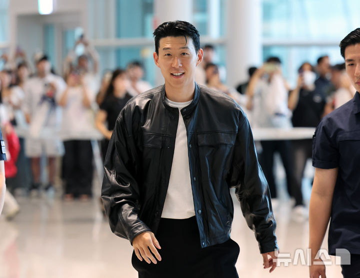 [인천공항=뉴시스] 배훈식 기자 = 토트넘을 떠나 미국 MLS로 이적이 확실시 되는 손흥민이 5일 오후 인천국제공항에서 미국 LA로 출국하고 있다. 2025.08.05. dahora83@newsis.com