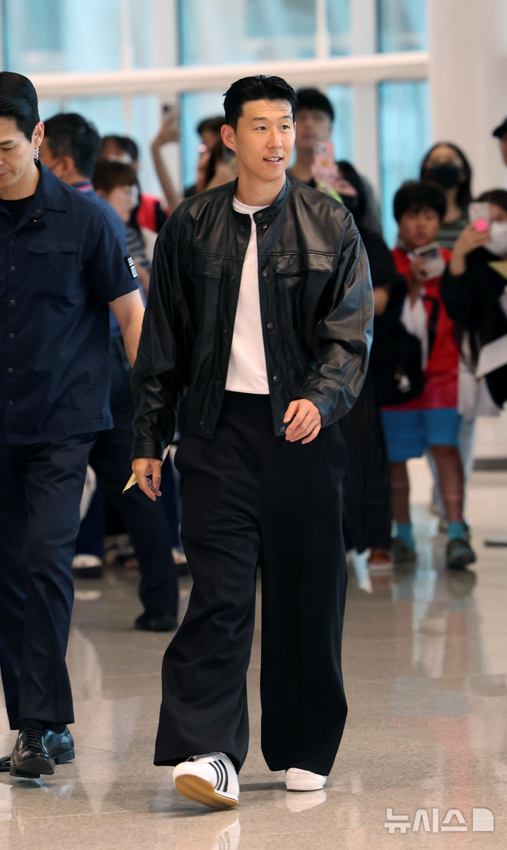 [인천공항=뉴시스] 배훈식 기자 = 토트넘을 떠나 미국 MLS로 이적이 확실시 되는 손흥민이 5일 오후 인천국제공항에서 미국 LA로 출국하고 있다. 2025.08.05. dahora83@newsis.com