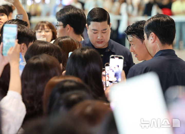 [인천공항=뉴시스] 배훈식 기자 = 토트넘을 떠나 미국 MLS로 이적이 확실시 되는 손흥민이 5일 오후 인천국제공항에서 미국 LA로 출국하며 팬들에게 사인을 해주고 있다. 2025.08.05. dahora83@newsis.com