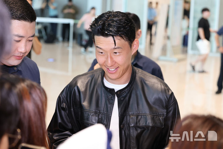 [인천공항=뉴시스] 배훈식 기자 = 토트넘을 떠나 미국 MLS로 이적이 확실시 되는 손흥민이 5일 오후 인천국제공항에서 미국 LA로 출국하며 팬들에게 사인을 해주고 있다. 2025.08.05. dahora83@newsis.com