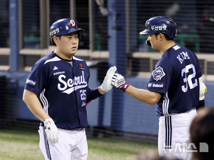 [서울=뉴시스] 김진아 기자 = 5일 서울 송파구 잠실야구장에서 열린 2025 KBO리그 두산 베어스와 LG 트윈스의 경기, 4회초 무사 두산 양의지가 1점 홈런을 친 후 더그아웃으로 들어와 기뻐하고 있다. 2025.08.05. bluesoda@newsis.com