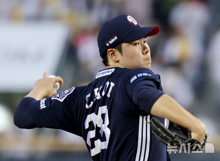 [서울=뉴시스] 김진아 기자 = 5일 서울 송파구 잠실야구장에서 열린 2025 KBO리그 두산 베어스와 LG 트윈스의 경기, 두산 선발 최승용이 역투하고 있다. 2025.08.05. bluesoda@newsis.com