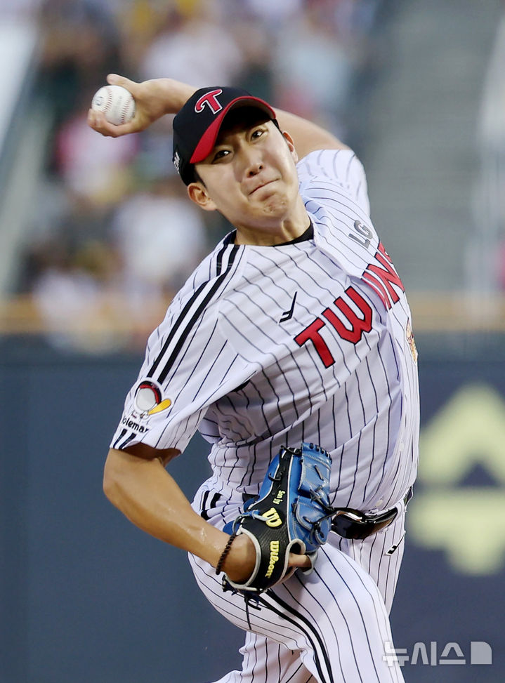 [서울=뉴시스] 김진아 기자 = 5일 서울 송파구 잠실야구장에서 열린 2025 KBO리그 두산 베어스와 LG 트윈스의 경기, LG 선발 손주영이 역투하고 있다. 2025.08.05. bluesoda@newsis.com