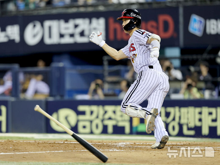 [서울=뉴시스] 김진아 기자 = 5일 서울 송파구 잠실야구장에서 열린 2025 KBO리그 두산 베어스와 LG 트윈스의 경기, 4회말 무사 1,3루 LG 구본혁이 1타점 적시타를 치고 있다. 2025.08.05. bluesoda@newsis.com