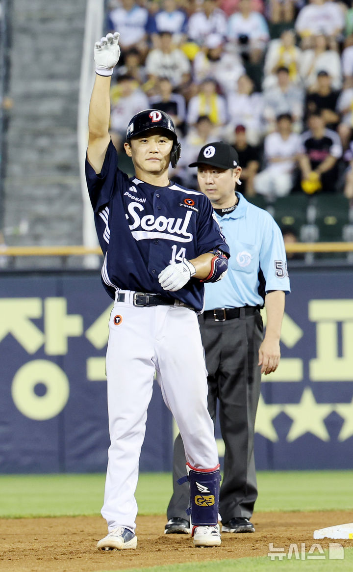 [서울=뉴시스] 김진아 기자 = 5일 서울 송파구 잠실야구장에서 열린 2025 KBO리그 두산 베어스와 LG 트윈스의 경기, 4회초 2사 2루 두산 박계범이 1타점 2루타를 친 후 기뻐하고 있다. 2025.8.5/2025.08.05. bluesoda@newsis.com