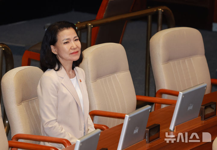 [서울=뉴시스] 고승민 기자 = 이진숙 방송통신위원장이 지난 5일 서울 여의도 국회에서 열린 제427회 국회(임시회) 제3차 본회의에서 방송문화진흥회법 일부개정법률안(대안) 관련 김장겸 국민의힘 의원의 무제한 토론을 듣고 있다. 2025.08.05. kkssmm99@newsis.com