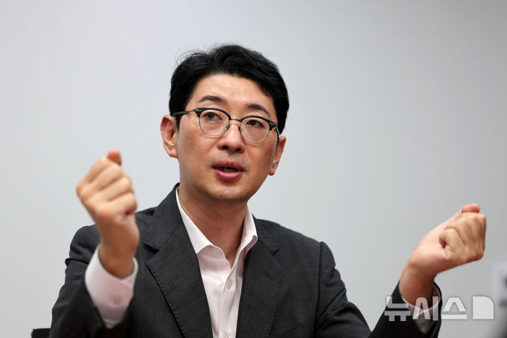 [서울=뉴시스] 김명년 기자 = 주진우 국민의힘 당대표 후보가 지난 5일 서울 여의도 국회에서 뉴시스와 인터뷰하고 있다. 2025.08.06. kmn@newsis.com