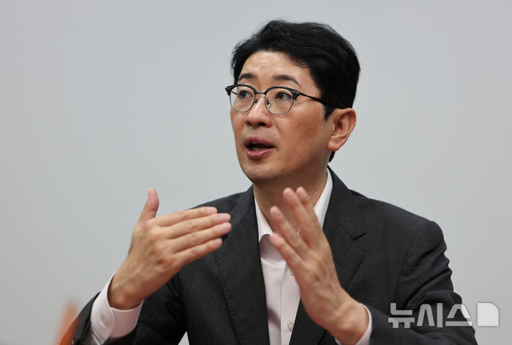 [서울=뉴시스] 김명년 기자 = 주진우 국민의힘 당대표 후보가 지난 5일 서울 여의도 국회에서 뉴시스와 인터뷰하고 있다. 2025.08.06. kmn@newsis.com