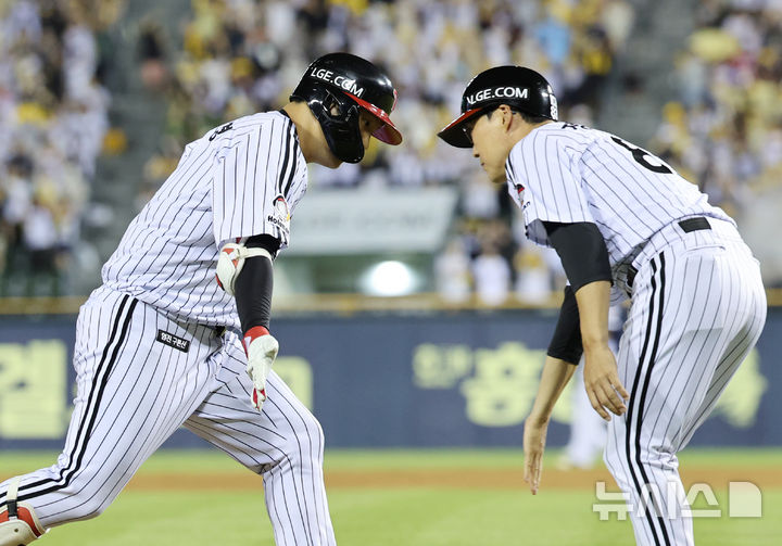 [서울=뉴시스] 김진아 기자 = 5일 서울 송파구 잠실야구장에서 열린 2025 KBO리그 두산 베어스와 LG 트윈스의 경기, 7회말 2사 1,2루 LG 문보경이 역전 3점 홈런을 친 후 그라운드를 돌고 있다. 2025.08.05. bluesoda@newsis.com