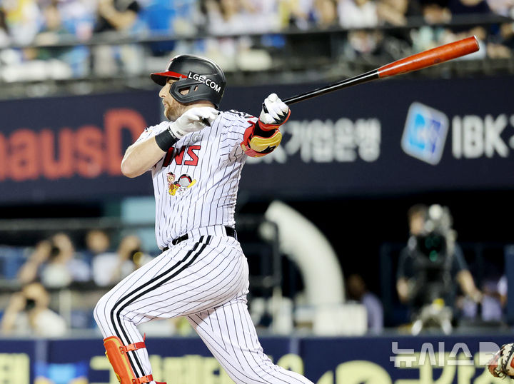 [서울=뉴시스] 김진아 기자 = 5일 서울 송파구 잠실야구장에서 열린 2025 KBO리그 두산 베어스와 LG 트윈스의 경기, 7회말 2사 1루 LG 오스틴이 안타를 치고 있다. 2025.08.05. bluesoda@newsis.com