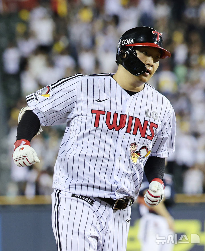 [서울=뉴시스] 김진아 기자 = 5일 서울 송파구 잠실야구장에서 열린 2025 KBO리그 두산 베어스와 LG 트윈스의 경기, 7회말 2사 1,2루 LG 문보경이 역전 3점 홈런을 친 후 그라운드를 돌고 있다. 2025.08.05. bluesoda@newsis.com