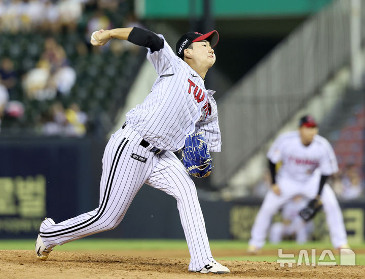 [서울=뉴시스] 김진아 기자 = 5일 서울 송파구 잠실야구장에서 열린 2025 KBO리그 두산 베어스와 LG 트윈스의 경기, 9회초 LG 유영찬이 역투하고 있다. 2025.08.05. bluesoda@newsis.com