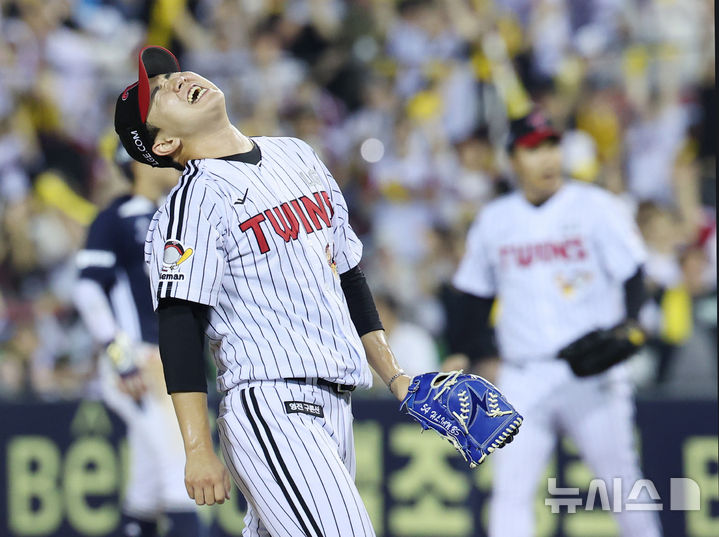 [서울=뉴시스] 김진아 기자 = 5일 서울 송파구 잠실야구장에서 열린 2025 KBO리그 두산 베어스와 LG 트윈스의 경기, 4-2로 승리하자 LG 유영찬이 포효하고 있다. 2025.08.05. bluesoda@newsis.com