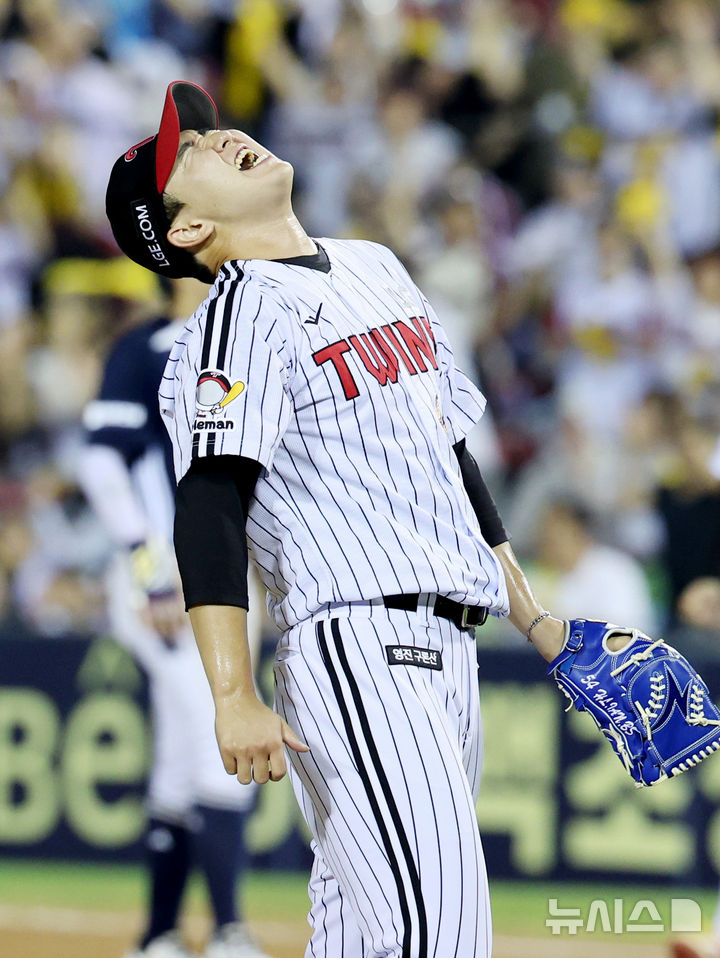 [서울=뉴시스] 김진아 기자 = 5일 서울 송파구 잠실야구장에서 열린 2025 KBO리그 두산 베어스와 LG 트윈스의 경기, 4-2로 승리하자 LG 유영찬이 포효하고 있다. 2025.08.05. bluesoda@newsis.com