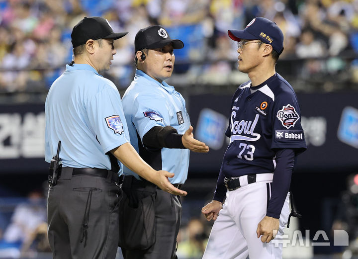 [서울=뉴시스] 김진아 기자 = 5일 서울 송파구 잠실야구장에서 열린 2025 KBO리그 두산 베어스와 LG 트윈스의 경기, 9회초 1사 1,3루 두산 조성환 감독대행이 박준순 도루에 LG 포수 박동원의 송구 동작에 타자 강승호의 방해 판정을 받자 항의하고 있다. 2025.08.05. bluesoda@newsis.com
