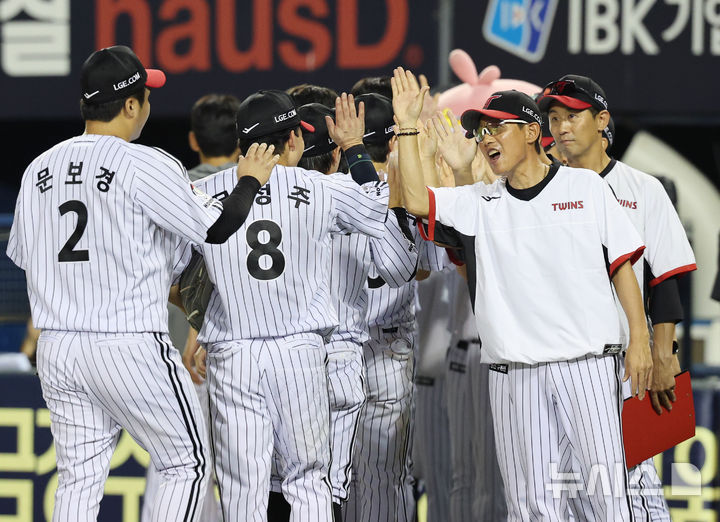 [서울=뉴시스] 김진아 기자 = 5일 서울 송파구 잠실야구장에서 열린 2025 KBO리그 두산 베어스와 LG 트윈스의 경기, 4-2로 승리하자 LG 염경엽 감독이 선수들과 기뻐하고 있다. 2025.08.05. bluesoda@newsis.com