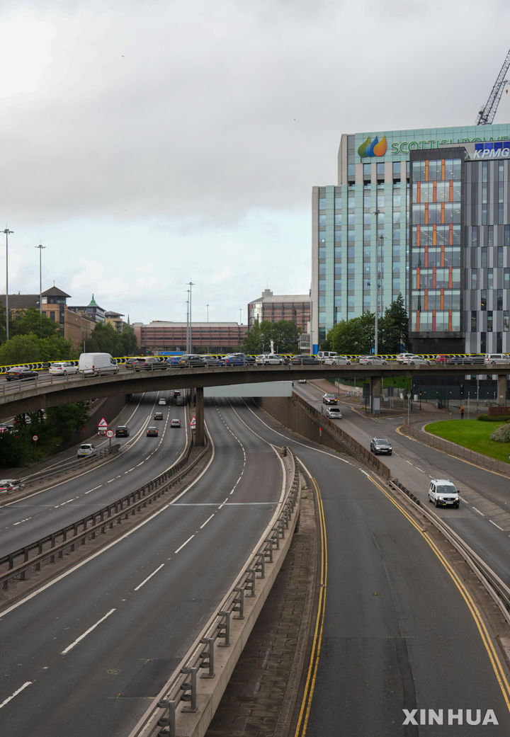 [글래스고( 영국 스코틀랜드)=AP/뉴시스] 영국의 글래스고 시내 중앙역 부근에서 발생한 화재로 9일 빌딩 한 곳이 붕괴해 경찰이 역사와 주변 도로를 폐쇄하고 사람들의 접근을 중지시켰다.&nbsp; 사진은 지난해 8월4일 태풍 플로리스의 피해 우려로 M8 고속도로가 미리 폐쇄되어 텅 빈 글래스고 시의 풍경. 2026.03.09.