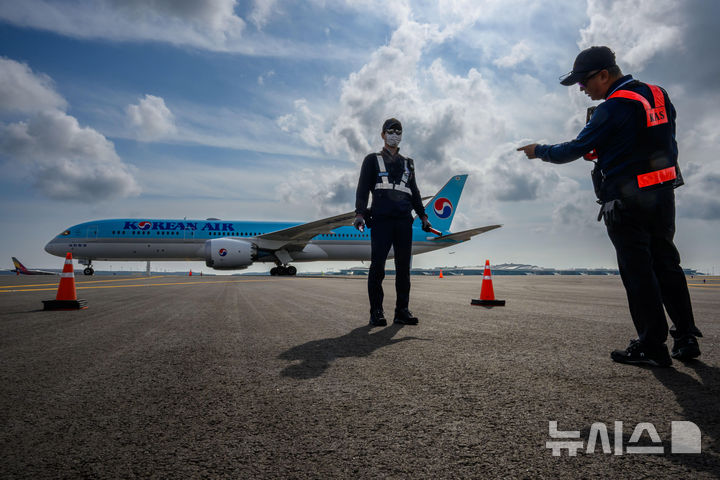 [인천공항=뉴시스] 김선웅 기자 = 5일 인천국제공항에서 제2활주로 운영 재개 전 종합시험운영 및 관계기관 합동점검이 진행되고 있다. (공동취재) 2025.08.06. photo@newsis.com