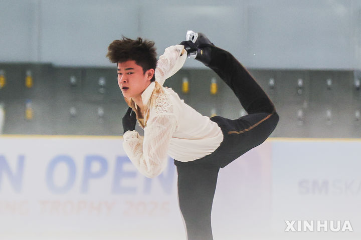 [파사이=신화/뉴시스] 김현겸이 5일(현지 시간) 필리핀 파사이에서 열린 2025 아시안 오픈 피겨스케이팅 트로피 남자 싱글 시니어 프리스케이팅 연기를 펼치고 있다. 김현겸은 기술 점수 75.61점, 예술 점수 67.39점, 합계 143.00점으로 쇼트 점수 72.14점과 최종 합산 215.14점으로 1위를 차지했다. 2025.08.06.