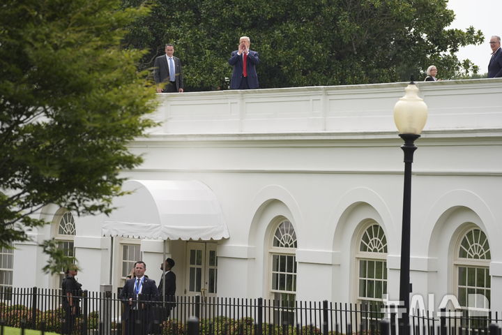 [워싱턴=AP/뉴시스]도널드 트럼프 미국 대통령이 5일(현지 시간) 백악관 옥상을 둘러보면서 취재진을 향해 발언하고 있다. 2025.08.06.