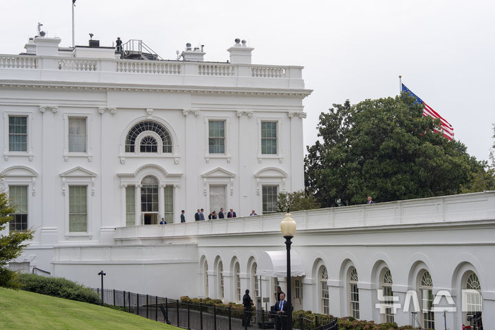 [워싱턴=AP/뉴시스] 도널드 트럼프 미국 대통령이 5일(현지 시간) 백악관 옥상을 둘러보며 건축가 제임스 맥크러리 등과 대화하고 있다. 2025.08.06.