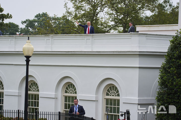 [워싱턴=AP/뉴시스]도널드 트럼프 미국 대통령이 5일(현지 시간) 백악관 옥상을 둘러보고 있다. 2025.08.06.