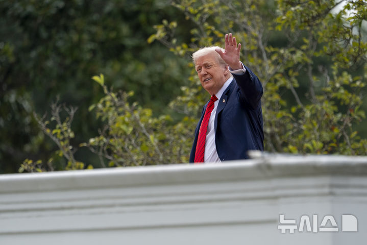 [워싱턴=AP/뉴시스]도널드 트럼프 미국 대통령이 5일(현지 시간) 백악관 옥상을 둘러보면서 취재진에 손을 흔들고 있다. 2025.08.06.