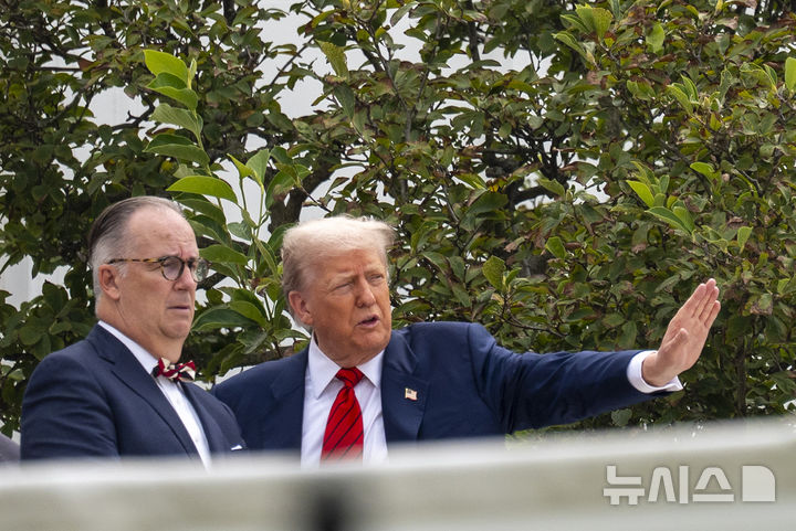 [워싱턴=AP/뉴시스] 도널드 트럼프(오른쪽) 미국 대통령이 5일(현지 시간) 백악관 옥상을 둘러보며 건축가 제임스 맥크러리와 대화하고 있다. 2025.08.06.