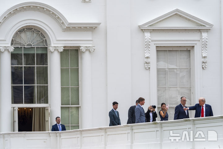 [워싱턴=AP/뉴시스] 도널드 트럼프(오른쪽) 미국 대통령이 5일(현지 시간) 백악관 옥상을 둘러보며 건축가 제임스 맥크러리 등과 대화하고 있다. 2025.08.06.