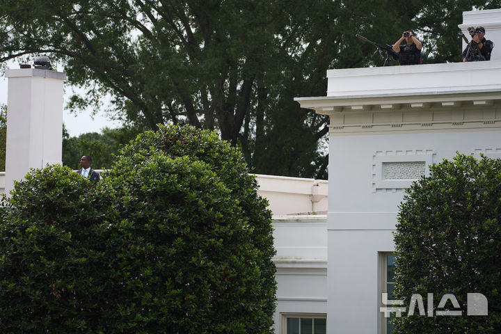 [워싱턴=AP/뉴시스] 5일(현지 시간) 미 워싱턴 D.C. 백악관 옥상에 저격수가 배치돼 있다. 2025.08.06.