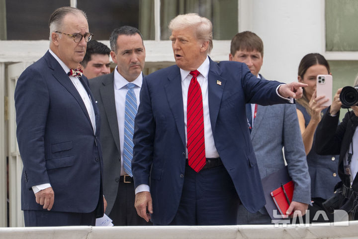 [워싱턴=AP/뉴시스] 도널드 트럼프(가운데) 미국 대통령이 5일(현지 시간) 백악관 옥상을 둘러보며 건축가 제임스 맥크러리와 대화하고 있다. 2025.08.06.