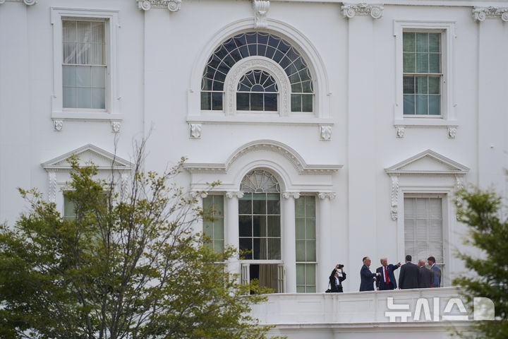 [워싱턴=AP/뉴시스] 도널드 트럼프 미국 대통령이 5일(현지 시간) 백악관 옥상을 둘러보며 건축가 제임스 맥크러리 등과 대화하고 있다. 2025.08.06.