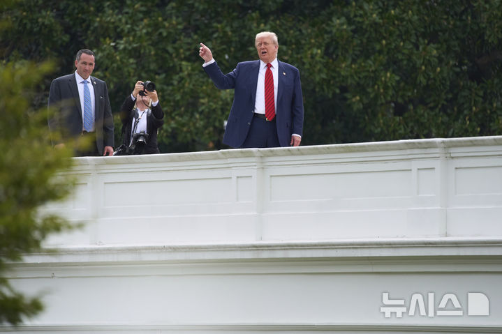 [워싱턴=AP/뉴시스]도널드 트럼프 미국 대통령이 5일(현지 시간) 백악관 옥상을 둘러보고 있다. 2025.08.06.