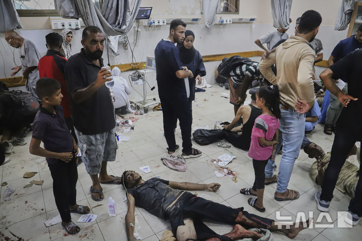 [칸유니스=AP/뉴시스] 5일(현지 시간) 가자지구로 들어오는 인도주의 구호 물품 수송 트럭에 접근하다가 다친 팔레스타인 주민들이 칸유니스에 있는 나세르 병원 바닥에서 치료받고 있다. 2025.08.06.