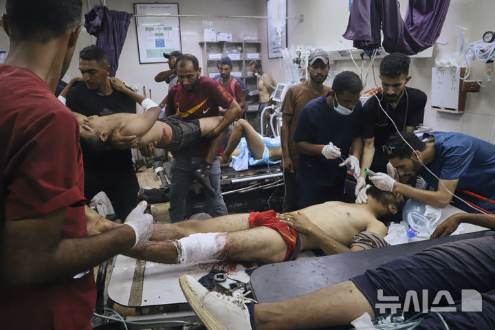 [칸유니스=AP/뉴시스] 5일(현지 시간) 가자지구로 들어오는 인도주의 구호 물품 수송 트럭에 접근하다가 다친 팔레스타인 주민들이 칸유니스에 있는 나세르 병원에서 치료받고 있다. 2025.08.06.