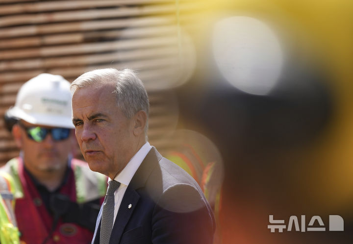 [브리티시컬럼비아=AP/뉴시스] 마크 카니 캐나다 총리가 5일(현지 시간) 브리티시컬럼비아 웨스트켈로우나 목재 공장을 방문해 노동자들을 만나고 있다. 2025.08.06.