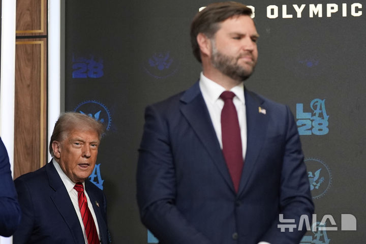 [워싱턴=AP/뉴시스] 도널드 트럼프 미국 대통령(왼쪽)과 JD 밴스 부통령이 지난 5일(현지 시간) 워싱턴 백악관에서 2028년 로스앤젤레스 올림픽 게임 관련 행정명령 서명식에 참석해 있다. 2025.08.21.