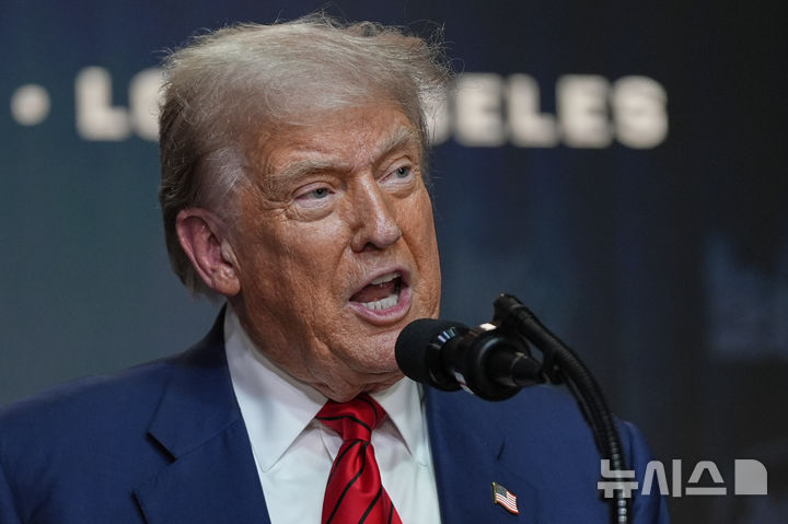 [워싱턴=AP/뉴시스]도널드 트럼프 미국 대통령이 5일(현지 시간) 백악관에서 2028 로스엔젤레스 올림픽과 관련한 행정명령 서명식을 진행하며 연설하고 있다. 2025.08.06.