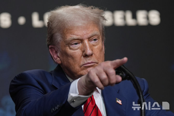 [워싱턴=AP/뉴시스]도널드 트럼프 미국 대통령이 5일(현지 시간) 백악관에서 2028 로스엔젤레스 올림픽과 관련한 행정명령 서명식을 진행한 뒤 취재진 질문을 받고 있다. 2025.08.06.