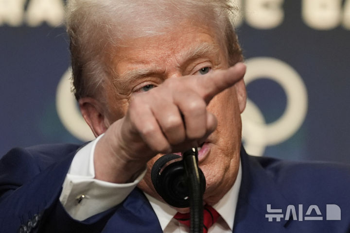 [워싱턴=AP/뉴시스]도널드 트럼프 미 대통령이 5일(현지시각) 2028 로스앤젤레스 올림픽 관련 행정명령에 서명한 뒤 기자들 질문에 답하고 있다. 미 뉴욕타임스(NYT)가 이날 노동 통계 발표에 불만을 가진 트럼프가 통치는 하지 않고 짜증만 낸다고 사설에서 비판했다. 2025.8.6. 