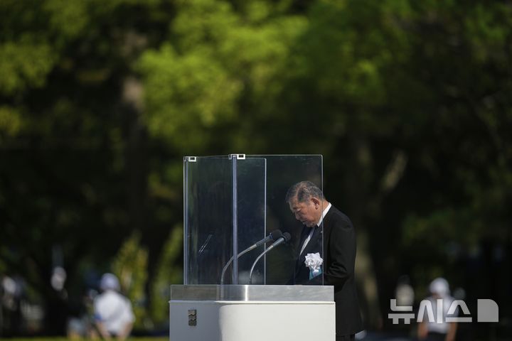 [히로시마=AP/뉴시스]이시바 시게루 일본 총리가 히로시마시 평화공원에서 열린 '원자폭탄 사몰자 위령식·평화기념식(이하 기념식)'에 참석해 연설하고 있다. 2025.08.06.