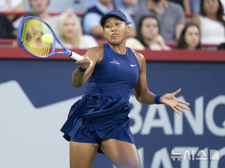 [몬트리올=AP/뉴시스] 오사카 나오미(49위·일본)가 5일(현지 시간) 캐나다 몬트리올에서 열린 여자프로테니스(WTA) 투어 옴니엄 뱅크 내셔널(WTA1000) 단식 8강전에서 엘리나 스비톨리나(13위·우크라이나)와 경기하고 있다. 오사카가 2-0(6-2 6-2)으로 승리하고 4강에 올랐다. 2025.08.06.