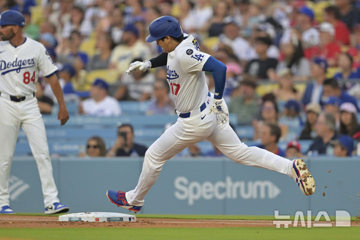 [로스앤젤레스=AP/뉴시스] LA 다저스의 오타니 쇼헤이가 5일(현지 시간) 미국 캘리포니아주 로스앤젤레스 다저스타디움에서 열린 2025 메이저리그(MLB) 세인트루이스 카디널스와의 경기에서 1회 2루타를 친 뒤 베이스를 돌고 있다. 2025.08.06.