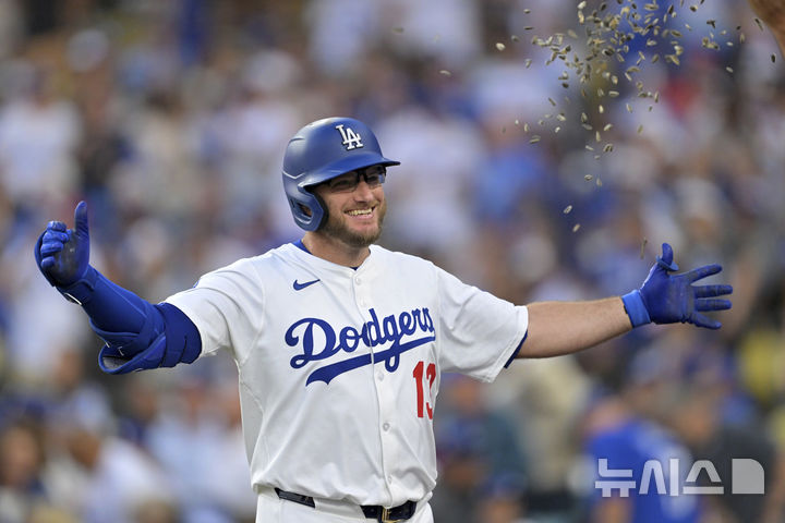 [로스앤젤레스=AP/뉴시스] LA 다저스의 맥스 먼시가 5일(현지 시간) 미국 캘리포니아주 로스앤젤레스 다저스타디움에서 열린 2025 메이저리그(MLB) 세인트루이스 카디널스와의 경기에서 1회 솔로 홈런을 치고 동료들의 축하를 받고 있다. 2025.08.06.