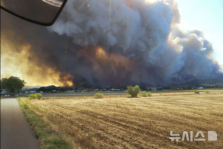 [코르비에르=AP/뉴시스] 5일(현지 시간) 프랑스 남부 코르비에르 산맥에서 산불이 발생해 연기가 솟구치고 있다. 2025.08.06.