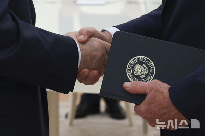 [모스크바=AP/뉴시스] 블라디미르 푸틴 러시아 대통령(왼쪽)과 스티브 위트코프 미국 특사가 6일(현지 시간) 러시아 모스크바에서 회담하면서 악수하고 있다. 2025.08.07.