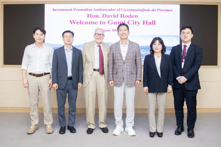 [구미=뉴시스] 데이비드 로든(왼쪽 세번째) 홍보대사와 김장호 구미시장이 기념사진을 찍고 있다. (사진=구미시 제공) 2025.08.06 photo@newsis.com *재판매 및 DB 금지
