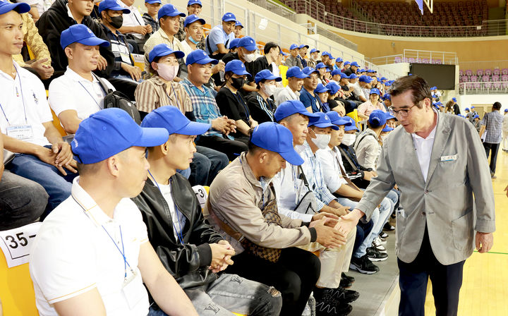 [보령=뉴시스] 보령시 외국인 계절근로자 사전교육에 참석, 참가자들과 악수를 나누는 김동일 보령시장. (사진=보령시청 제공) *재판매 및 DB 금지